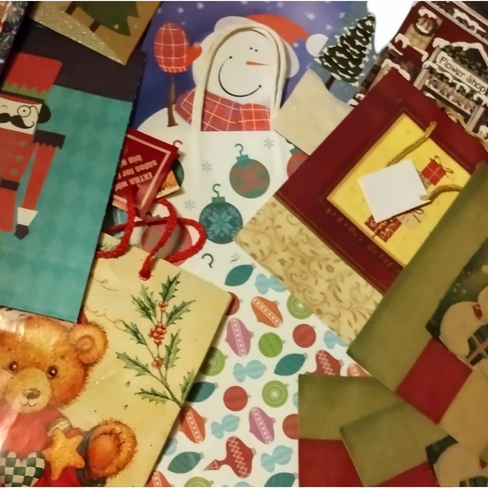 16 Christmas bags .. 5 Christmas Cards .. 2 Gift Card Holders Lot